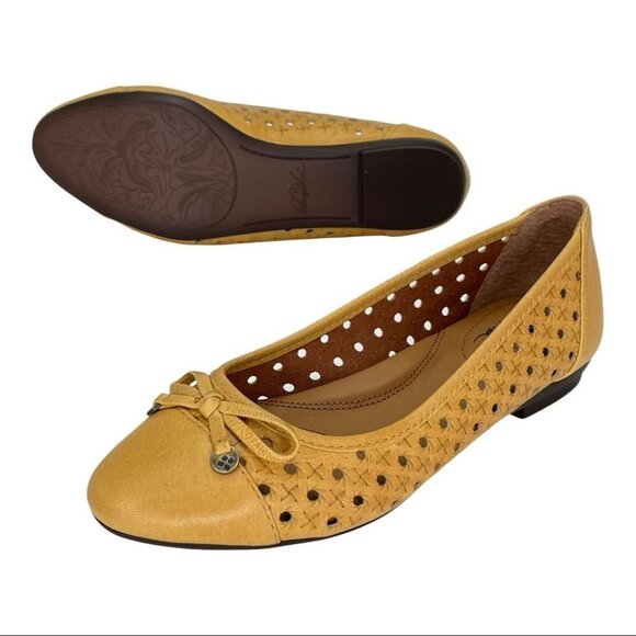 Patricia Nash Bettina Ochre Leather Perforated Bow Accent Womens Flats Size 6M - Picture 12 of 13